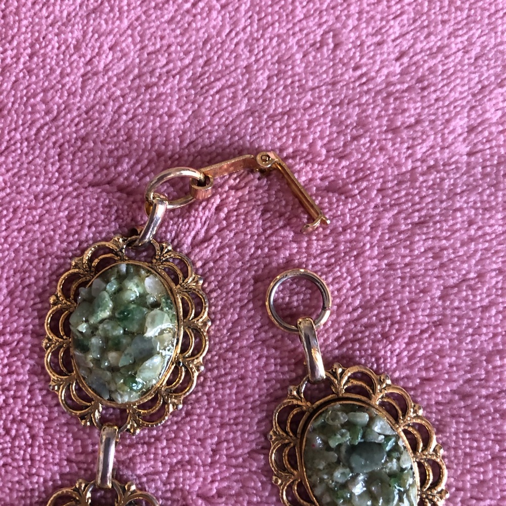 Bahamas bracelet earrings faux jade chips set 2 piece golden metal filigree disk - Picture 2 of 7
